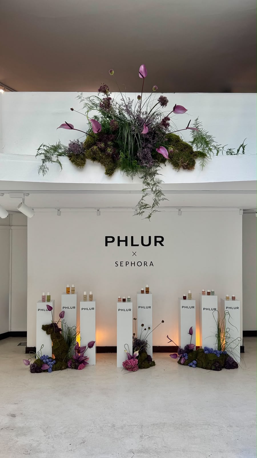 Instalación botánica para una cena de Phlur y Sephora