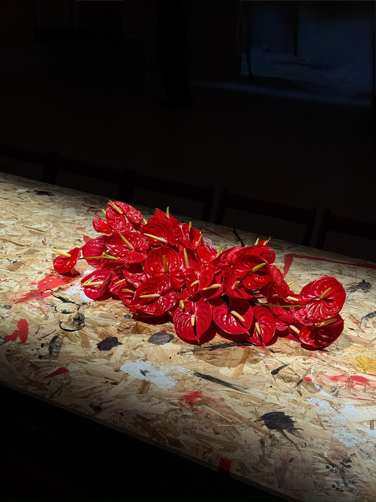Composición de anturios rojos sobre una mesa para una cena de Christian Louboutin