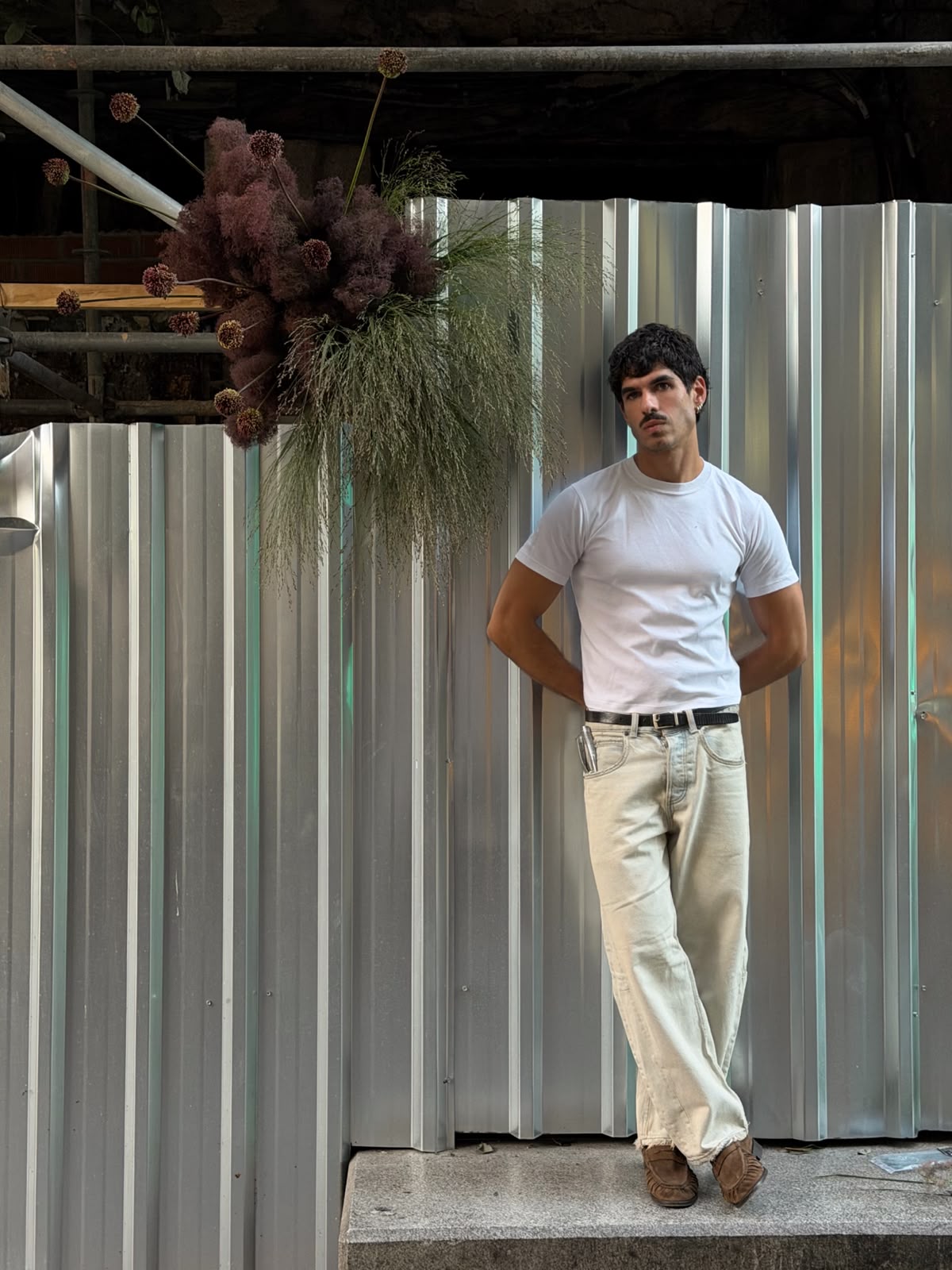 Gianfranco junto a una instalación botánica de Follagh Out of Place en Madrid