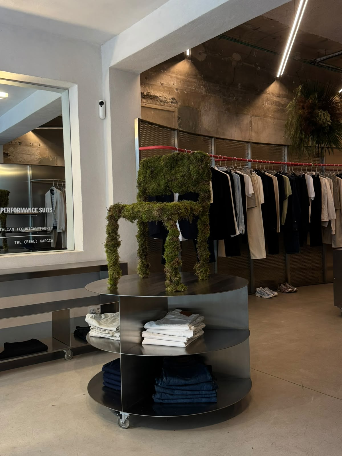 Silla cubierta de musgo expuesta en el interior de una tienda
