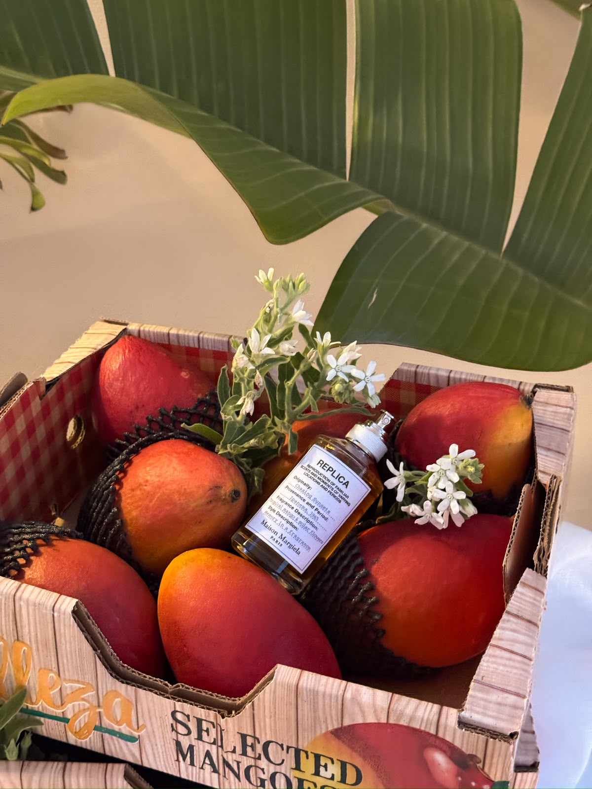 Caja de mangos decorada con flores blancas y un perfume Replica
